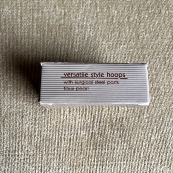 VINTAGE (1992) AVON VERSATILE STYLE HOOPS FAUX PEARL PIERCED EARRINGS - Picture 2 of 3